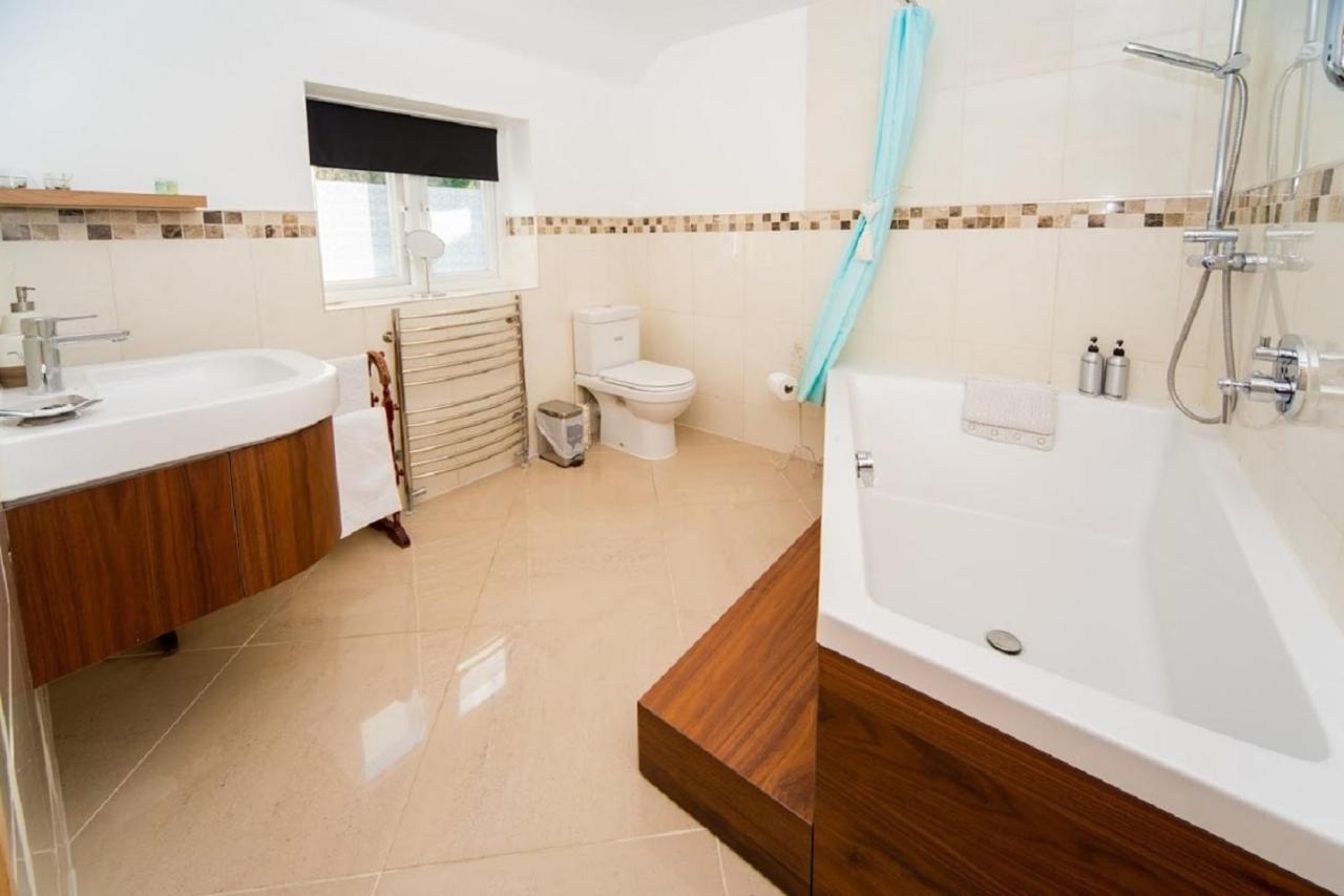 Minutes From Lyme Regis Self-Catering Suite With Stunning Countryside Views & Double Bath 엑스민스터 외부 사진